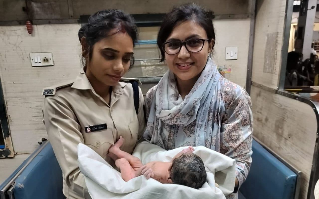 चलती ट्रेन में महिला को हुई प्रसव पीड़ा, यात्रियों ने रेलवे से मांगी मदद तो मिला ये जवाब