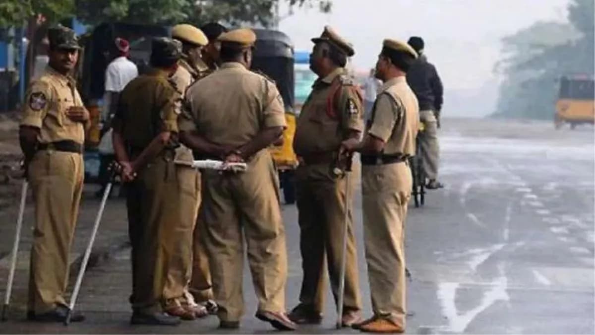 Bihar News: बिहार में बिना वर्दी के पुलिसकर्मी कर रहे थे खेल, अब एसपी ने लिया बड़ा एक्शन