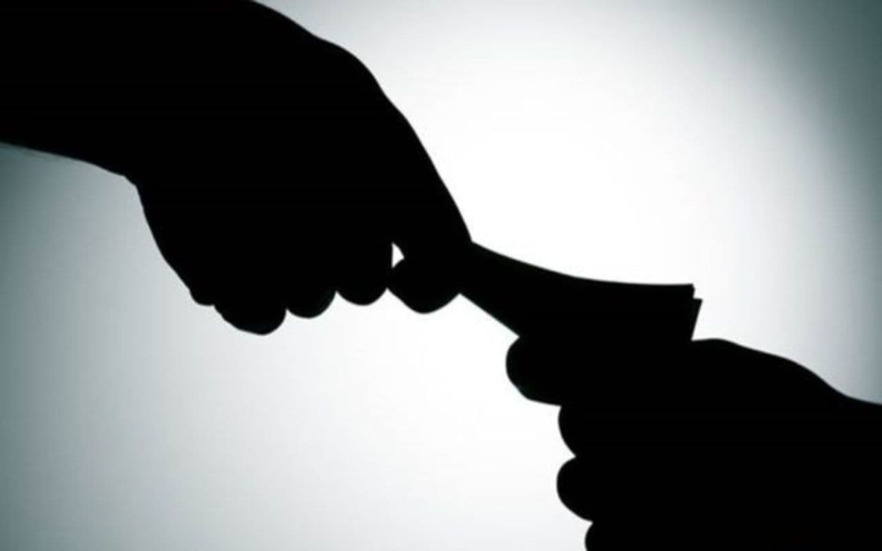 Bihar News: बक्सर में ट्रकों से अवैध वसूली का वीडियो वायरल, मामला सामने आने पर डीटीओ की बढ़ी मुश्किलें