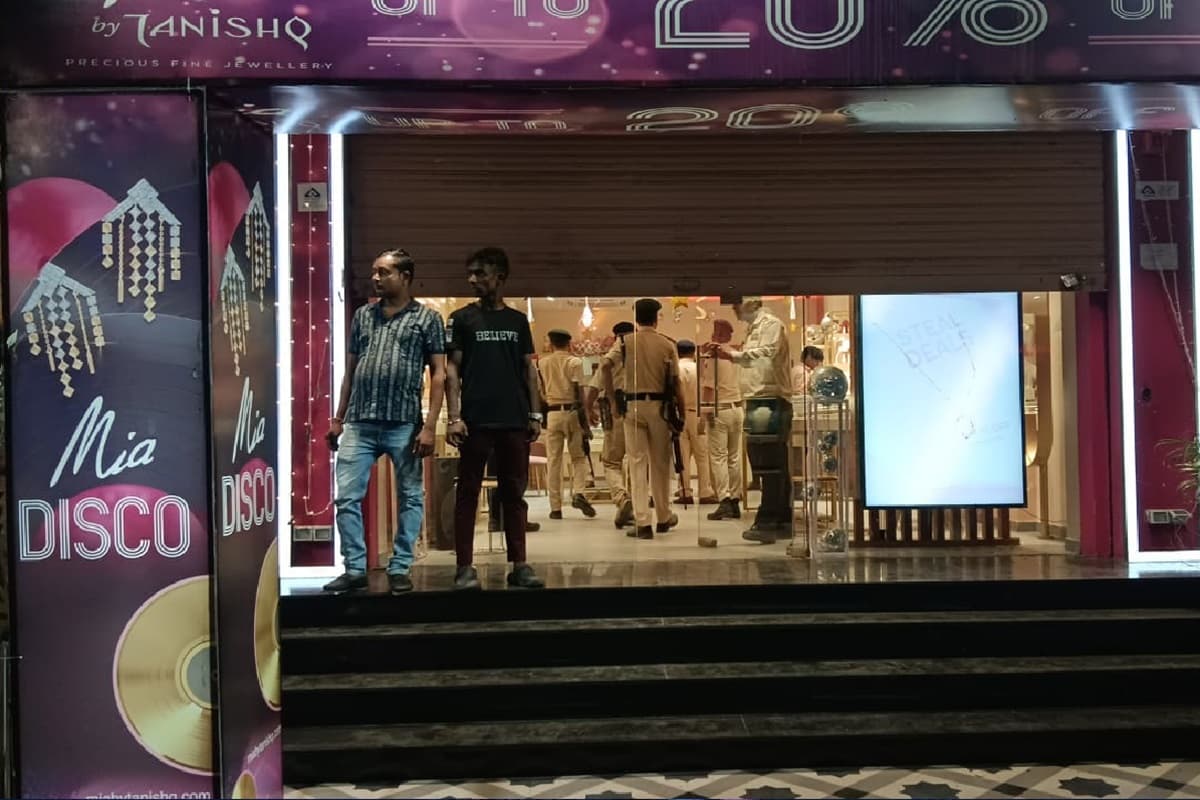 Video: डीजीपी आवास के पास अपराधियों ने दिया बड़ी घटना को अंजाम, लूटे लाखों के आभूषण Video: डीजीपी आवास के पास अपराधियों ने दिया बड़ी घटना को अंजाम, लूटे लाखों के आभूषण