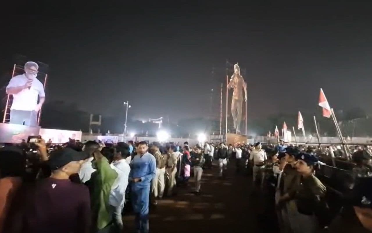 Pushpa-2: भीड़ को नहीं रोक पा रहे सुरक्षाकर्मी, अल्लू अर्जुन और रश्मिका तक पहुंची आम पब्लिक, देखें लेटेस्ट PHOTO