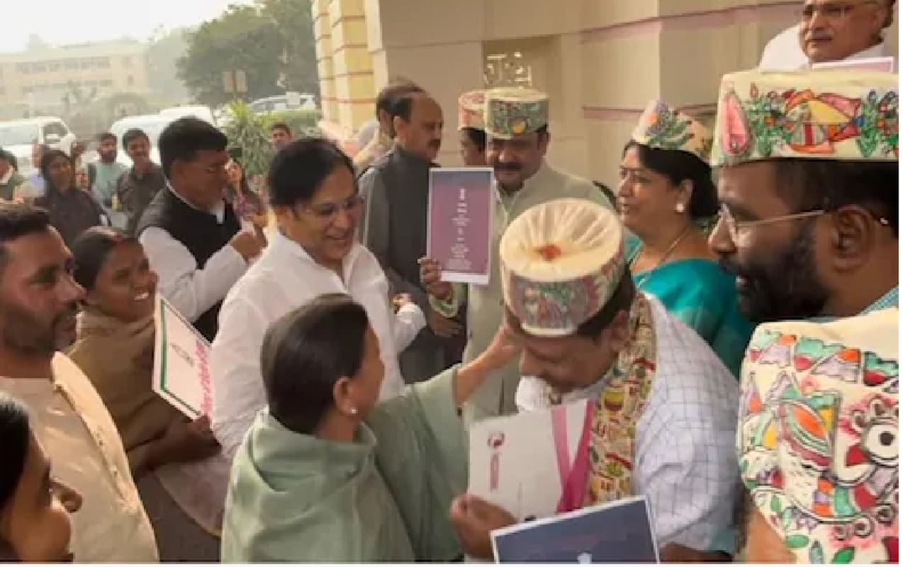 RJD-BJP के माननीयों की तस्वीर देख सब हैरान, देखिए वीडियो राबड़ी ने दिलीप के कंधे पर हाथ रखकर क्या पूछा? RJD-BJP के माननीयों की तस्वीर देख सब हैरान, देखिए वीडियो राबड़ी ने दिलीप के कंधे पर हाथ रखकर क्या पूछा?