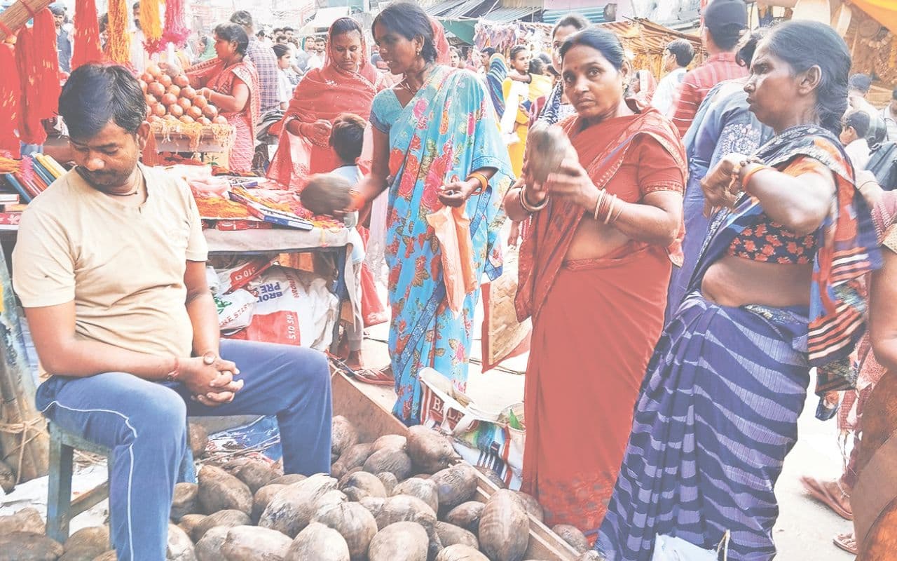 Chhath Puja 2024: рд▓реЛрдХ рдЖрд╕реНрдерд╛ рдХреЗ рдорд╣рд╛рдкрд░реНрд╡ рдХреЛ рд▓реЗрдХрд░ рдмрд╛рдЬрд╛рд░ рд╣реБрдЖ рдЧреБрд▓рдЬрд╛рд░, рдЦрд░реАрджрд╛рд░реА рдХреЗ рд▓рд┐рдП рдЙрдордбрд╝реА рднреАрдбрд╝