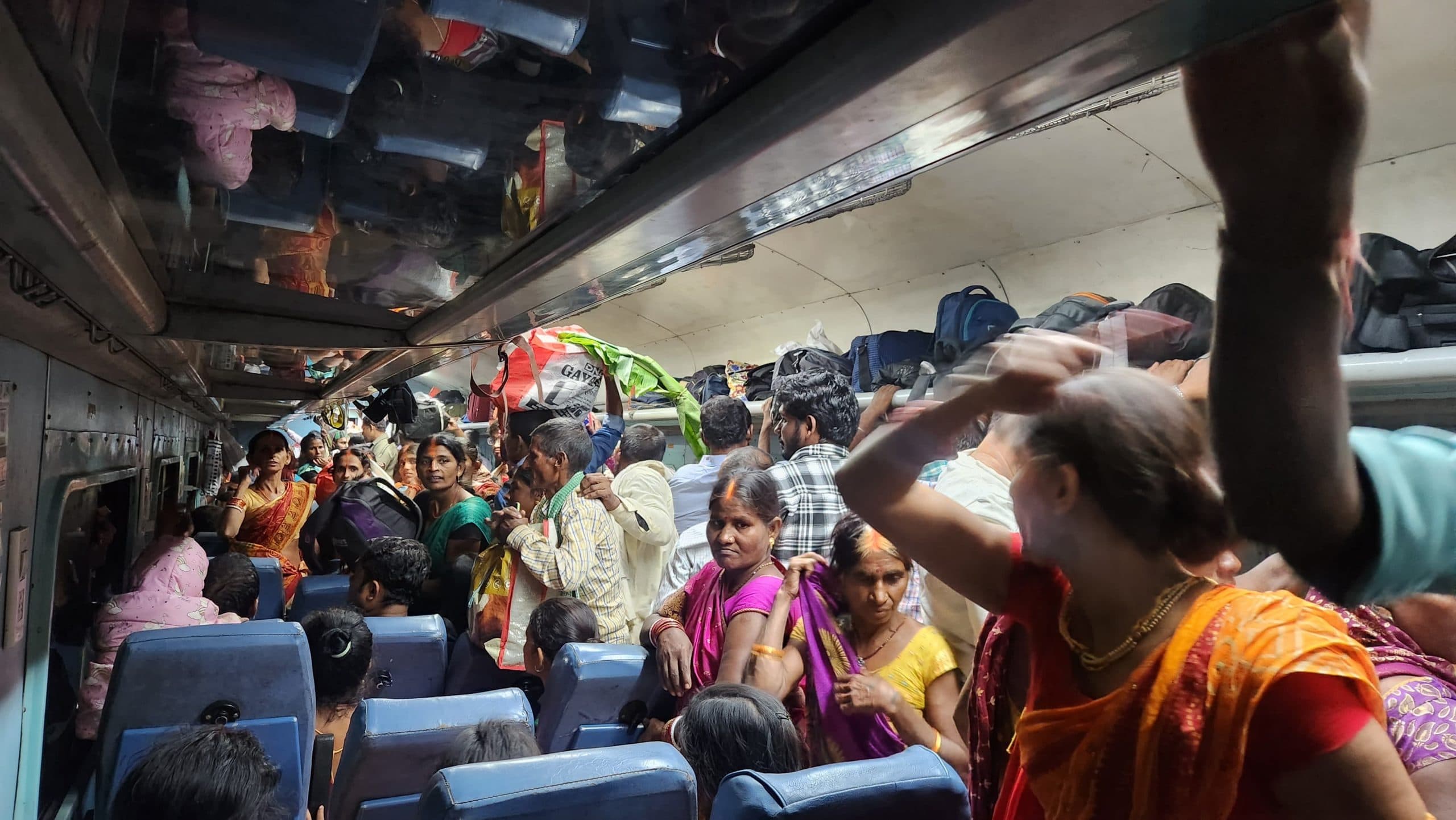 कार्तिक पूर्णिमा पर पटना में गंगा स्नान के लिए ट्रेनों में उमड़ी भीड़, कोई खड़े होकर तो कोई दरवाजे पर लटक कर पहुंचा