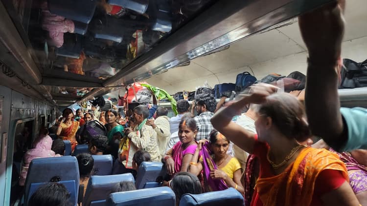 कार्तिक पूर्णिमा पर पटना में गंगा स्नान के लिए ट्रेनों में उमड़ी भीड़, कोई खड़े होकर तो कोई दरवाजे पर लटक कर पहुंचा