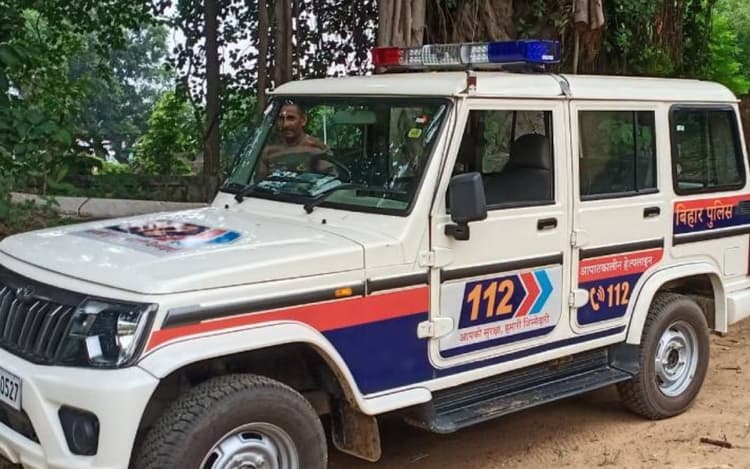 Bihar News: अररिया में डायल 112 वाहन के पुलिस के खिलाफ लोगों का फूटा गुस्सा, पथराव के दौरान बुजुर्ग की मौत