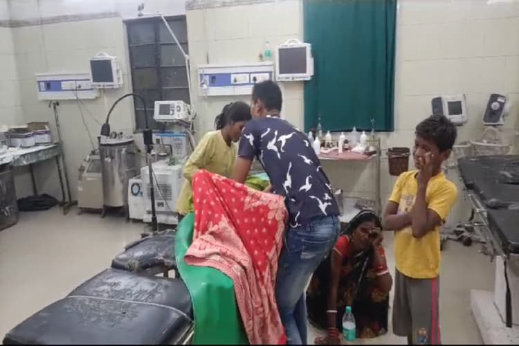 Bihar News: समस्तीपुर में एंबुलेंस के अभाव में इमरजेंसी कक्ष में घंटों तड़पता रहा बीमार बच्चा