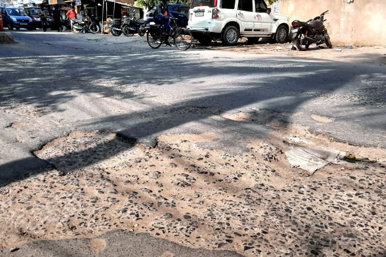 Muzaffarpur: पौने चार साल में भी नहीं बना स्मार्ट सिटी का एमआईटी स्पाइनल रोड, गड्ढों में तब्दील हुई सड़क