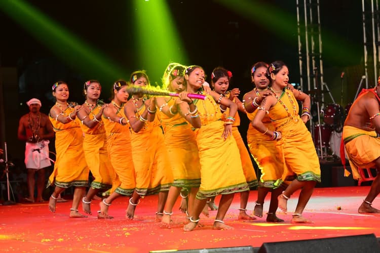 Jharkhand News : खेत-खलियान, नदी, जंगल व पर्वत पर आधारित गीतों व नृत्यों से सजी शाम