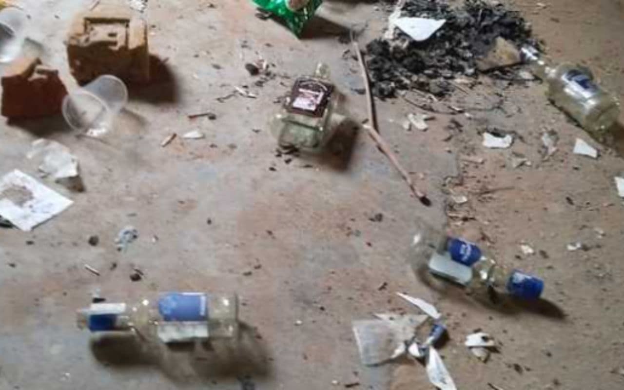 JNV का खाली कैंपस बना शरारती तत्वों का अड्डा, शराब के बोतलों से पटा स्कूल का कमरा