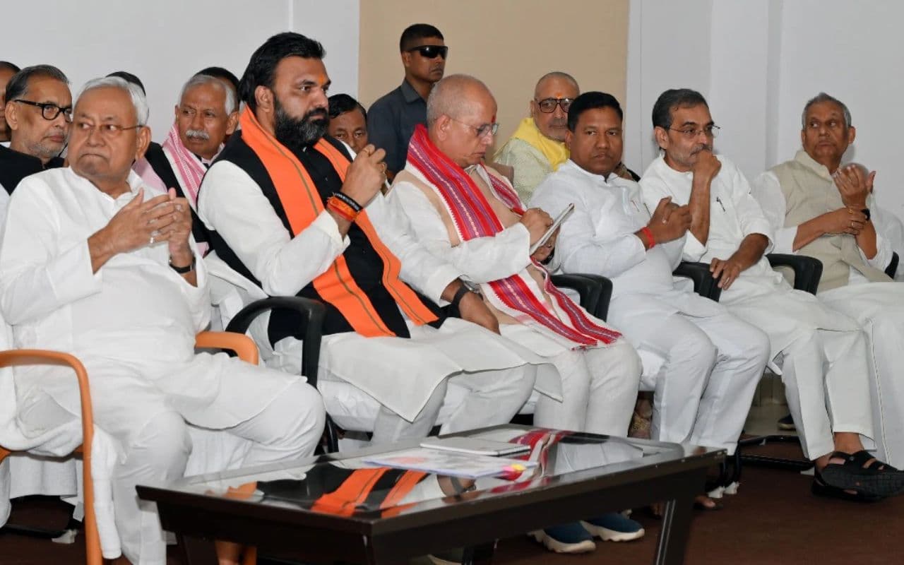Bihar: बिहार में बड़ा हुआ एनडीए का कुनबा, उपचुनाव के बाद अब किस दल के कितने विधायक, जानिए Bihar: बिहार में बड़ा हुआ एनडीए का कुनबा, उपचुनाव के बाद अब किस दल के कितने विधायक, जानिए