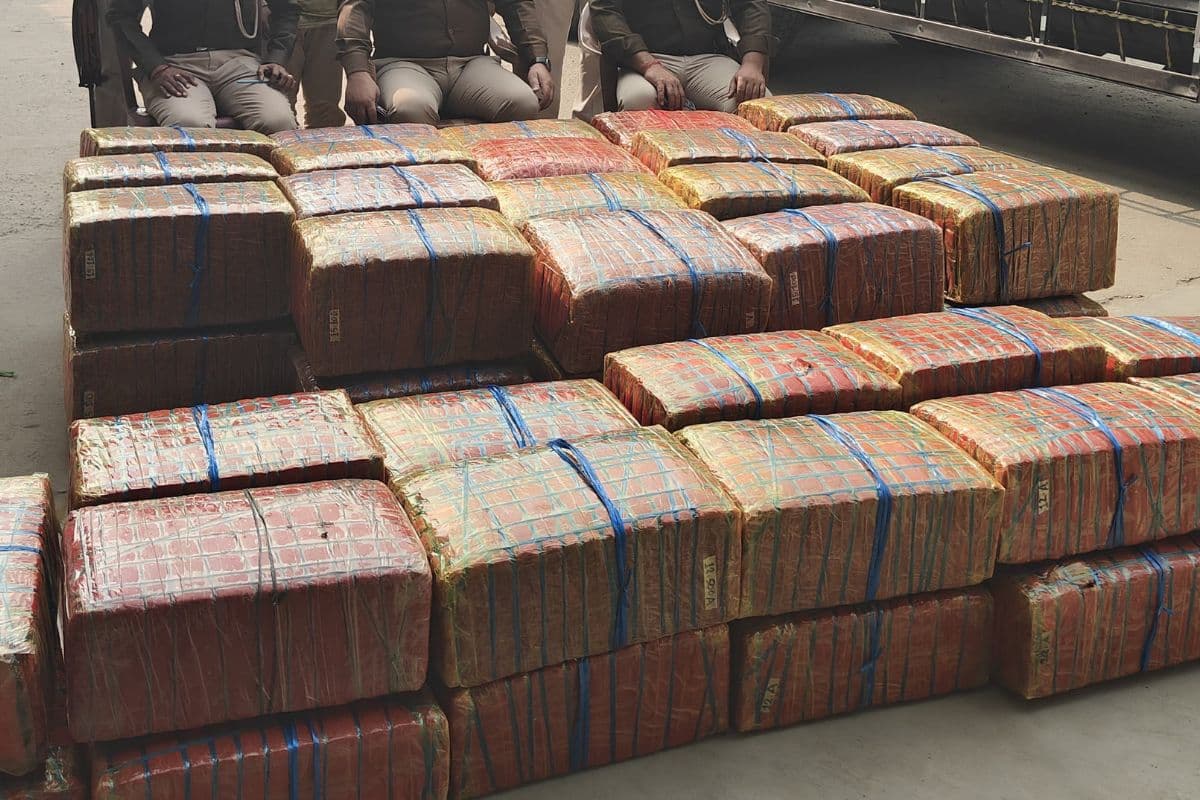 पूर्वी चंपारण में पुलिस ने नेपाल से लाए गए 834 किलो गांजे के साथ दो तस्करों को दबोचा