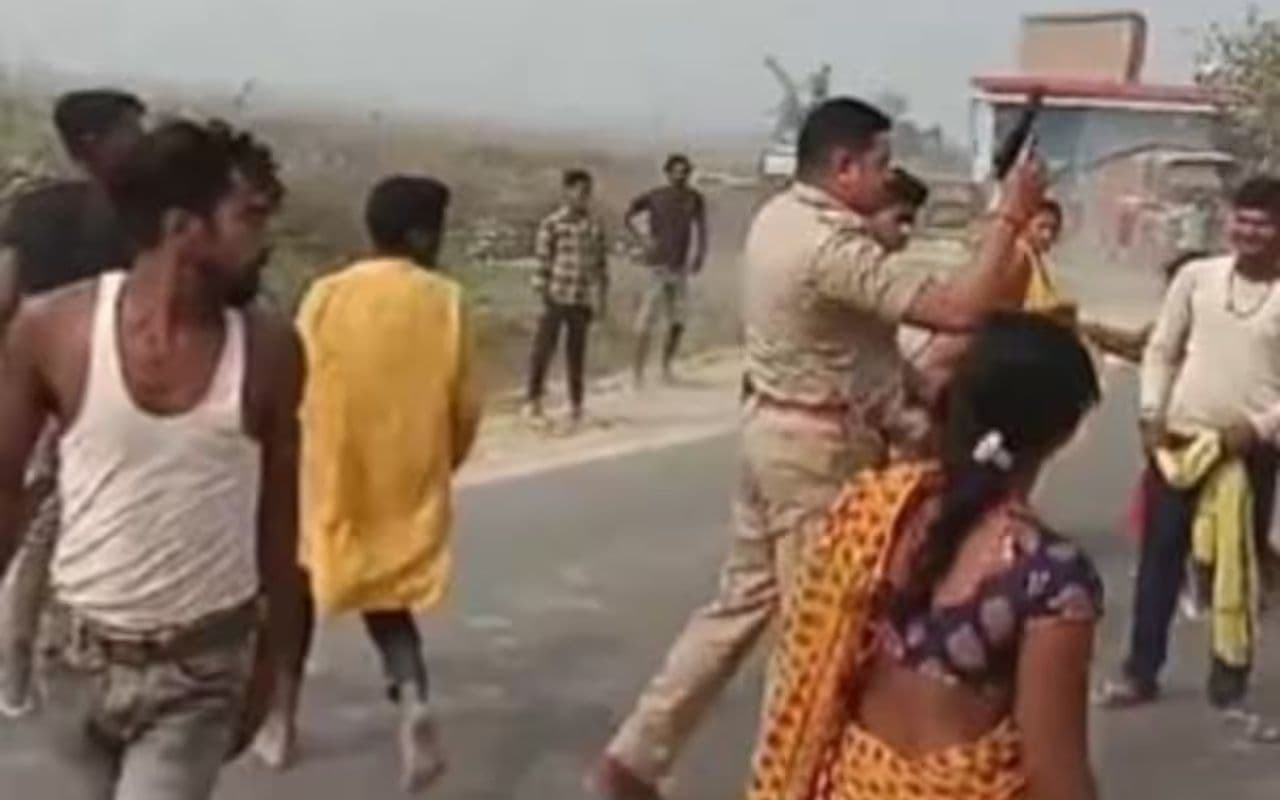 Bihar: मोतिहारी में बदमाशों ने किया पुलिस वाहन पर हमला, घायल दारोगा बोले- गोली मार देंगे Bihar: मोतिहारी में बदमाशों ने किया पुलिस वाहन पर हमला, घायल दारोगा बोले- गोली मार देंगे