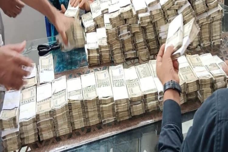 CBI Raid: रिश्वत लेते DUSIB अधिकारी को सीबीआई ने किया गिरफ्तार, Raid में मिला इतना पैसा कि बन गया नोटों का पहाड़