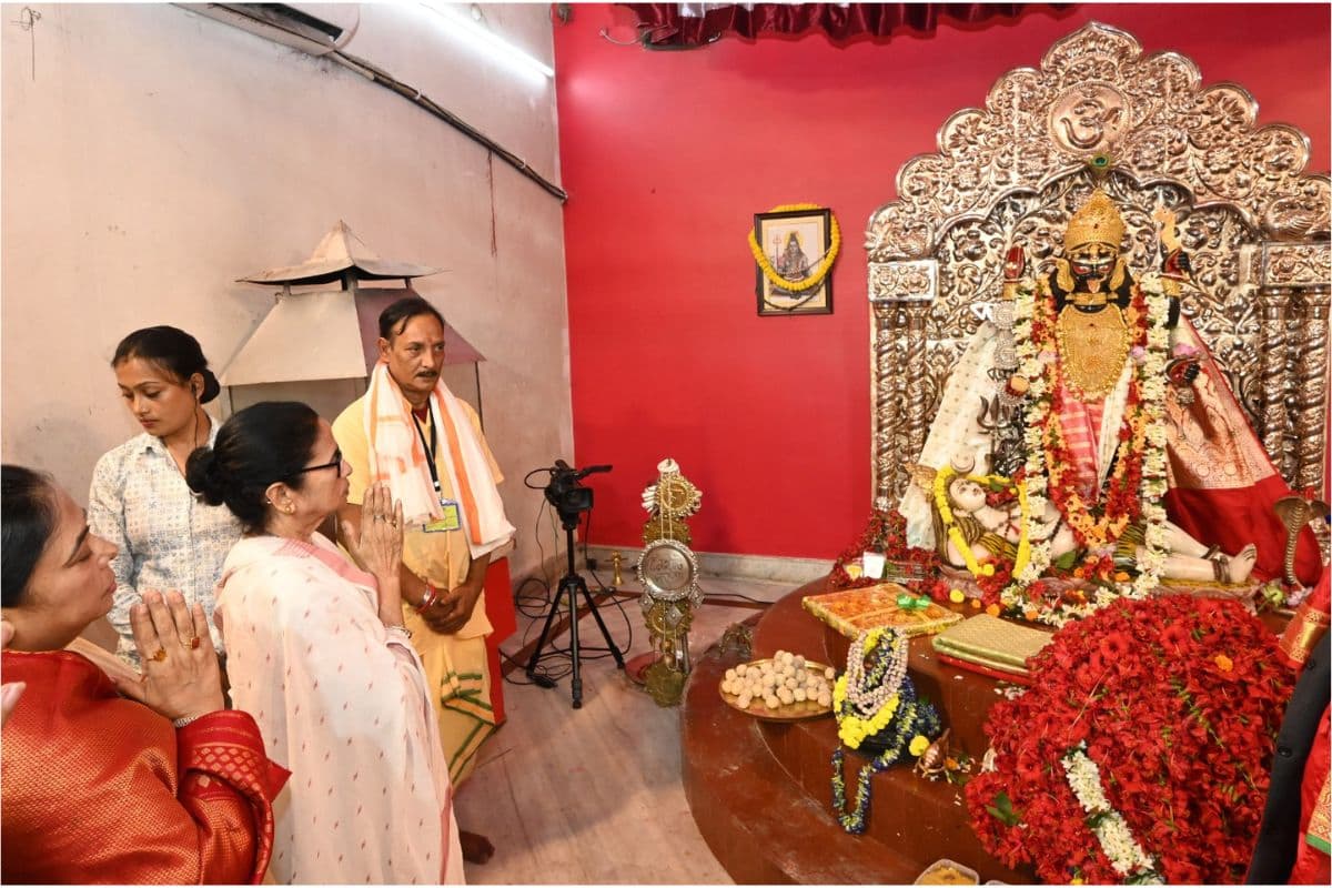 Mamata Banerjee : नैहाटी में बड़ो मां की पूजा कर ममता बनर्जी ने साधा अर्जुन सिंह पर निशाना