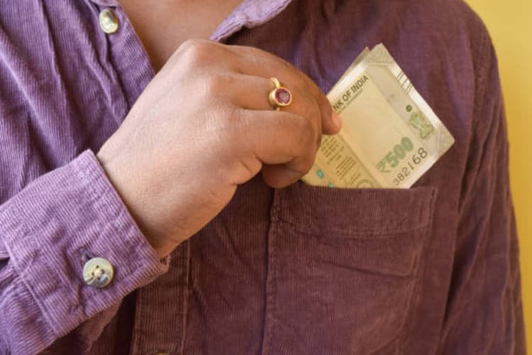 Vastu Tips: अपनी जेब में कभी न रखें ये चीजें, हो जाएंगे कंगाल, रुक जाएगी बरकत