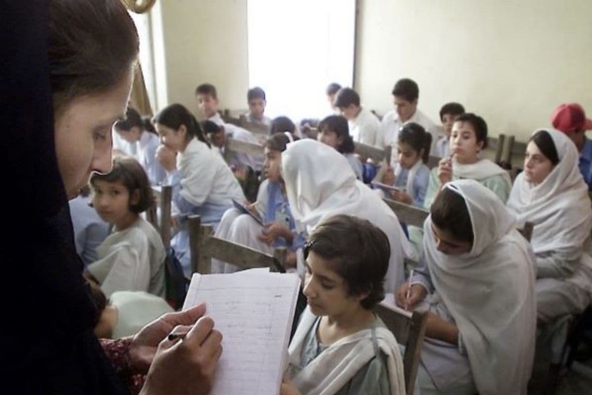 Pakistan News: पाकिस्तान के पास शिक्षकों को देने के लिए पैसे भी नहीं, अधर में लटका छात्रों का भविष्य