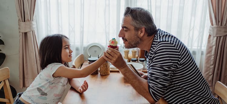 Parenting Tips: बच्चों को जरूरी है ये 5 गलत चीजों से दूर रखना, जानिए