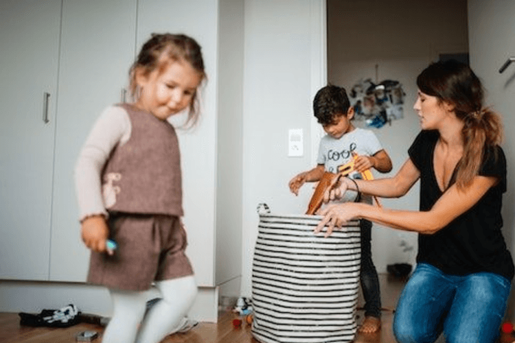 Parenting Tips: पेरेंट्स की ये गलतियां भाई-बहन के रिश्ते में लाएगी कड़वाहट, जानें