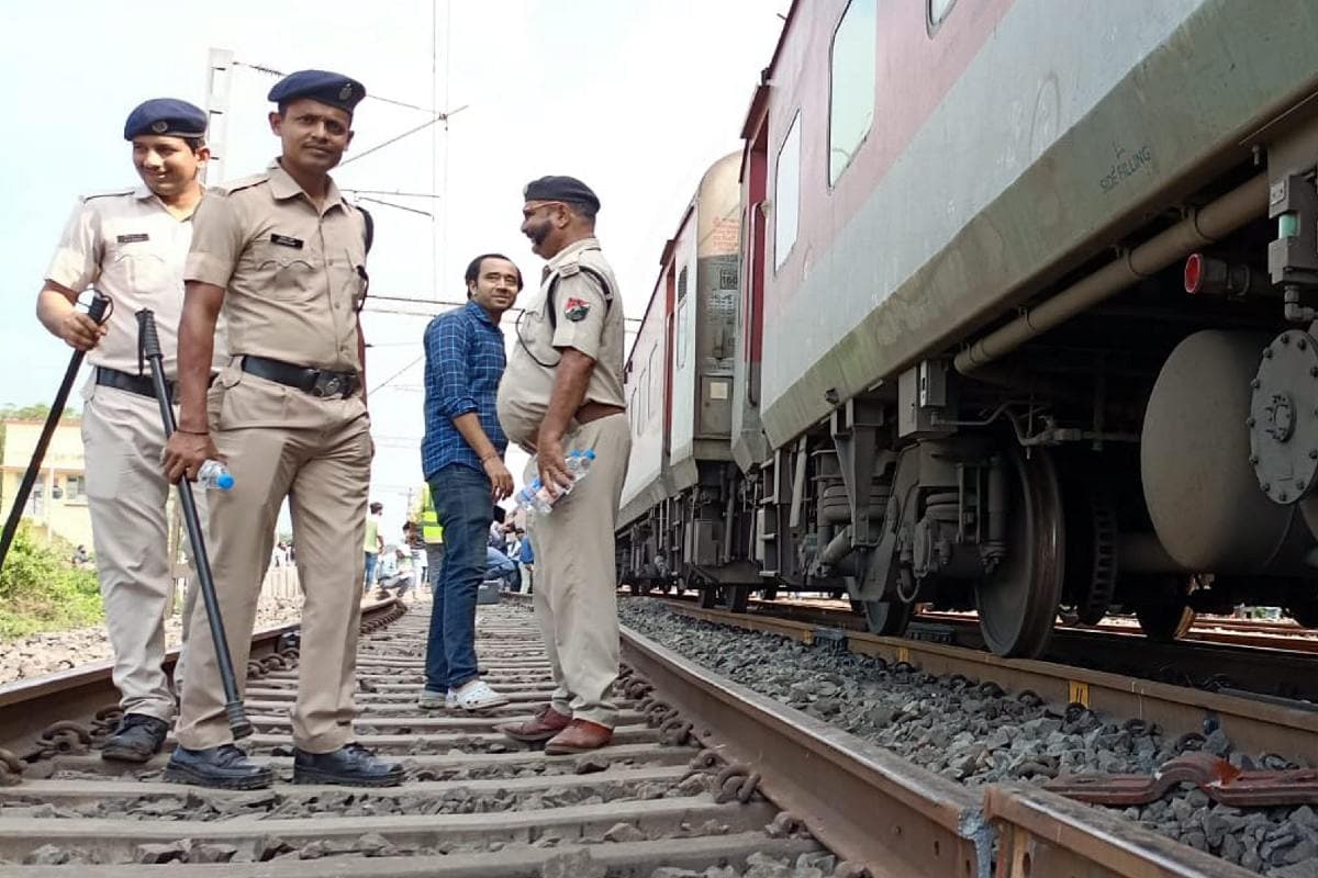 Railway Alert : अब बनाकर दिखाओ ट्रेन में रील, पटरी पर भी मोबाइल घुमाया तो खैर नहीं, रेलवे सख्त