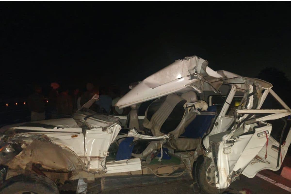 न्यू ईयर पार्टी मनाने निकले थे 3 दोस्त, टेल्को में पेड़ से टकराई कार, 2 की मौत