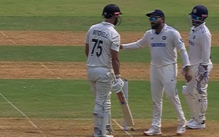 IND vs NZ: रोहित शर्मा और डेरिल मिशेल के बीच तीखी नोकझोंक, कुछ देर के लिए रुका खेल