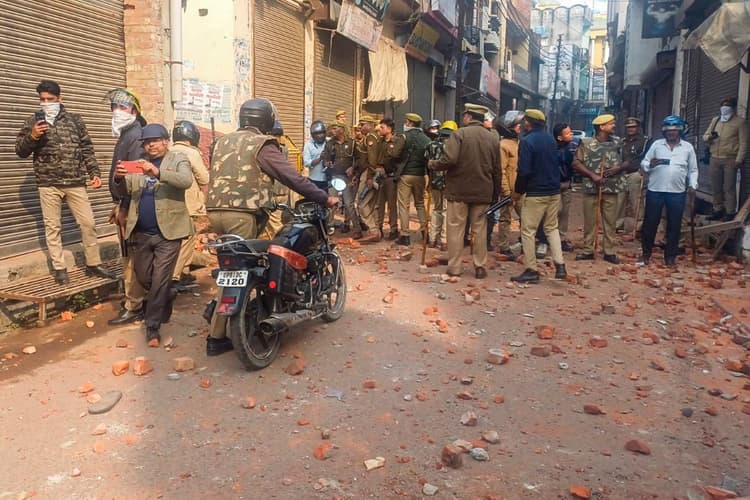 Sambhal Masjid Survey Dispute: संभल में तनाव की स्थिति बरकरार, उपद्रवियों ने किया पथराव, 3 की मौत