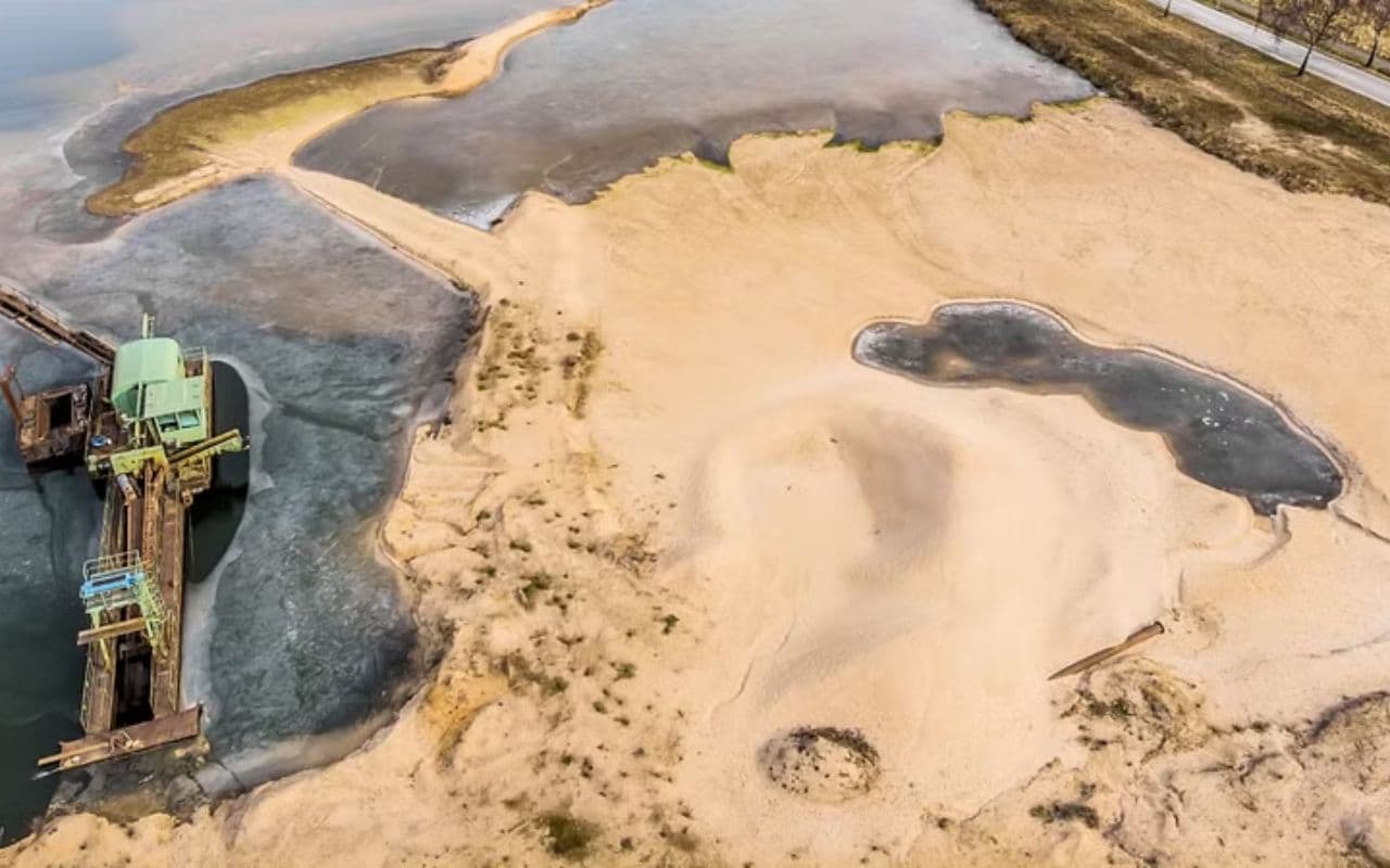 Sand Mafia: सफेद बालू के पीछे काला खेल, खनन विभाग नहीं कस पा रहा माफियाओं पर नकेल