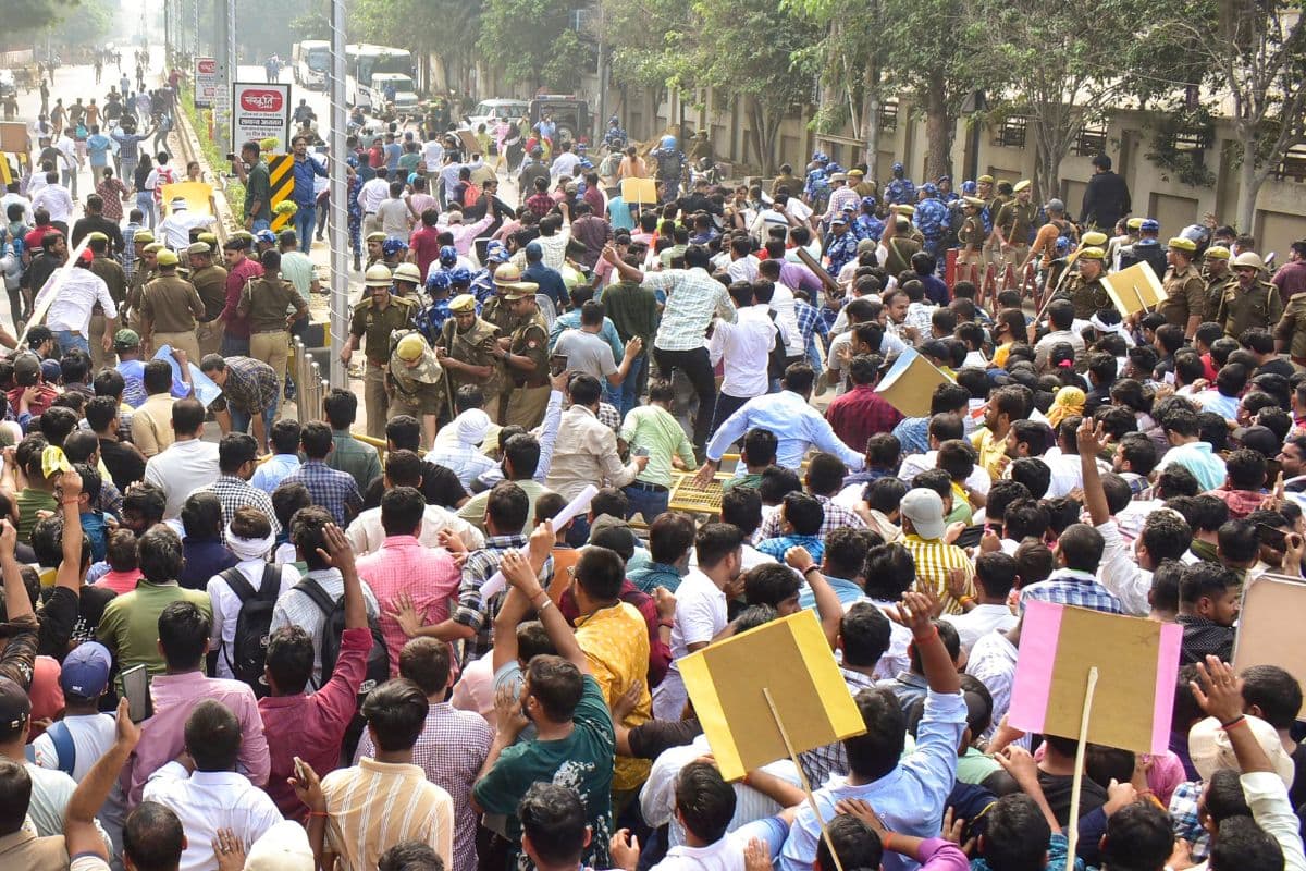 UPPSC Protest: RO ARO और UPPSC Pre परीक्षा पर छात्रों का जोरदार प्रदर्शन, जानें क्या है मामला