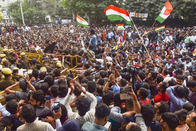 UPPSC Protest: यूपीपीएससी के फैसले से छात्र खुश, धीमा पड़ा आंदोलन