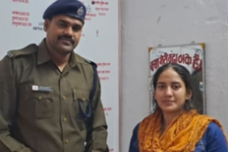 Kaimur: स्टेशन पर पानी लेने उतरी महिला तो ट्रेन में छूटा बैग, RPF ने किया बरामद