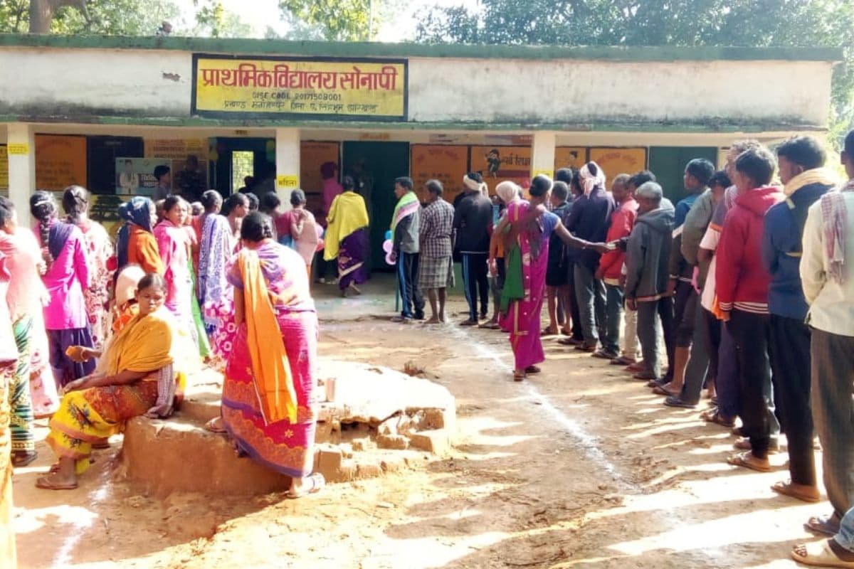 Jharkhand Election 2024: मतदाताओं ने दिया बुलेट का जवाब बैलेट से, नक्सलियों का फरमान फीका