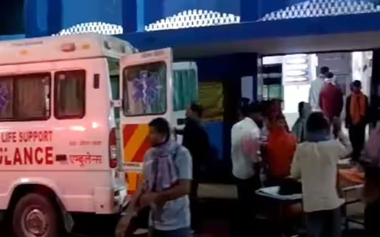 Bihar: बैंककर्मी से परेशान होकर पूरे परिवार ने खाया जहर, तीन की मौत, हाहाकार Bihar: बैंककर्मी से परेशान होकर पूरे परिवार ने खाया जहर, तीन की मौत, हाहाकार