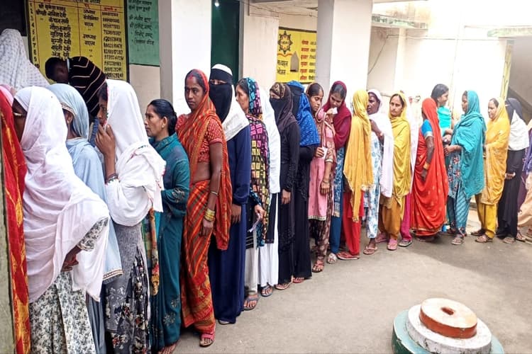 Jharkhand Election 2024: बरकट्ठा में 107 साल के बुजुर्ग ने किया मतदान, युवा वोटरों ने भी दिखाया जोश