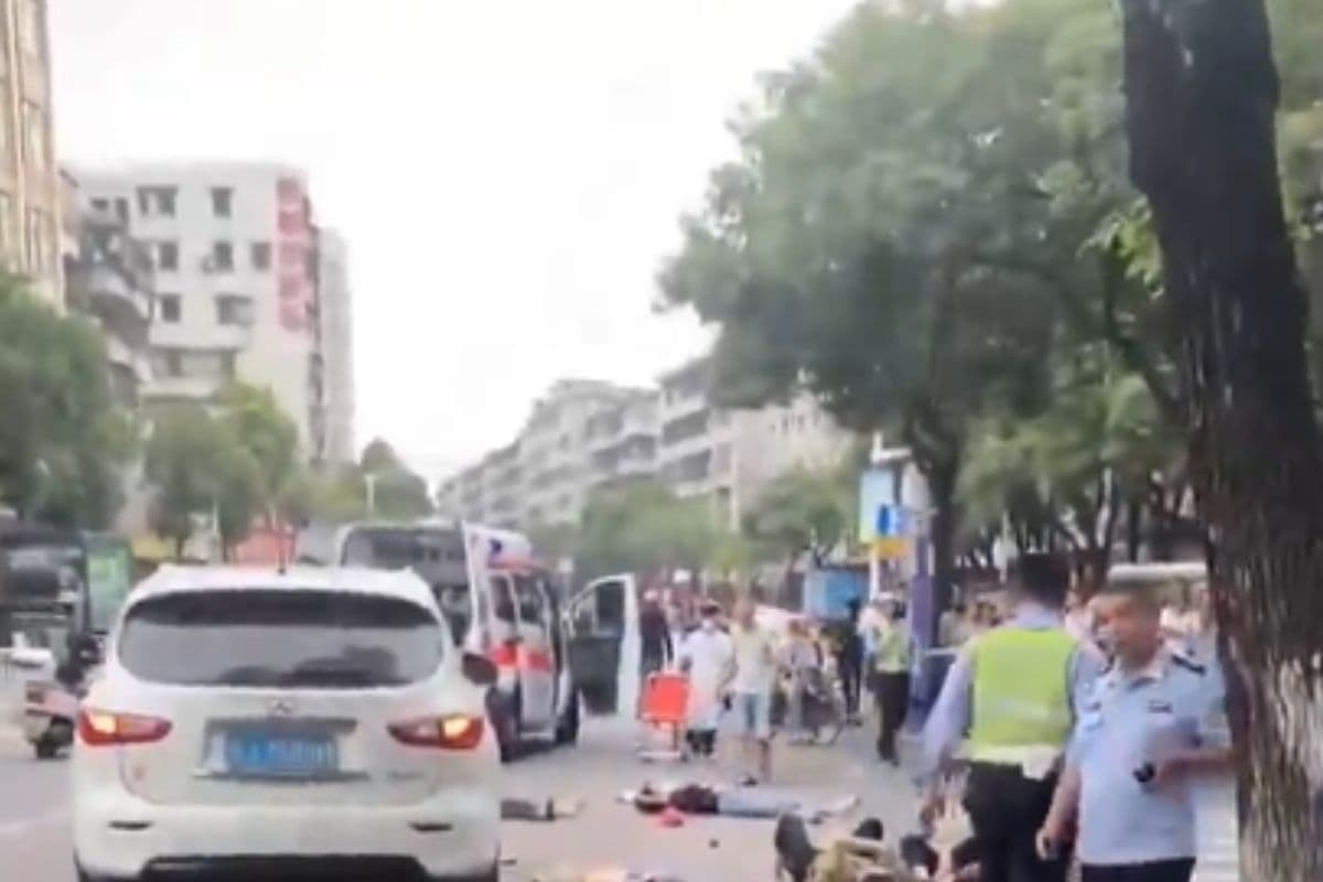 China Car Accident: चीन में 62 साल के ड्राइवर ने दर्जनों लोगों पर चढ़ा दी कार, 35 की मौत