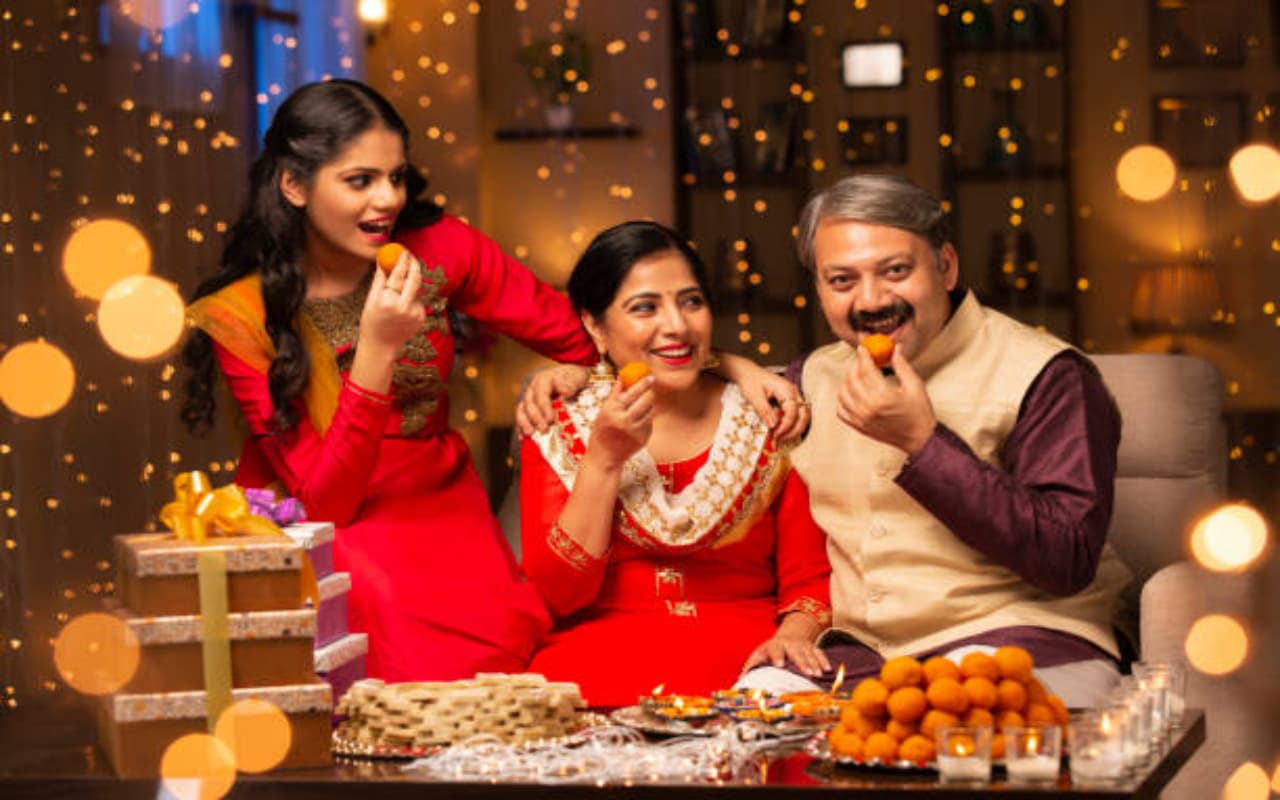 Health Tips: बिन सोचे-समझे खा ली दिवाली में मिठाईयां और मसालेदार चीजें? इस तरह करें अपने शरीर को अंदर से साफ