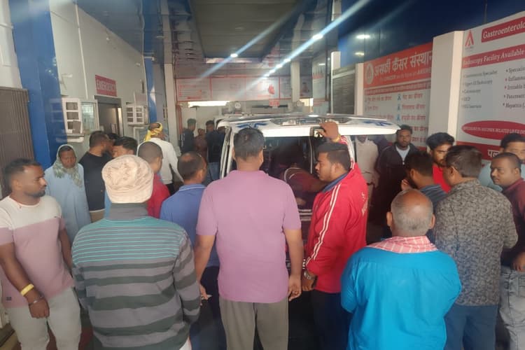 Dhanbad News: अस्पताल में शव को चूहों ने कुतरा, परिजनों ने काटा बवाल