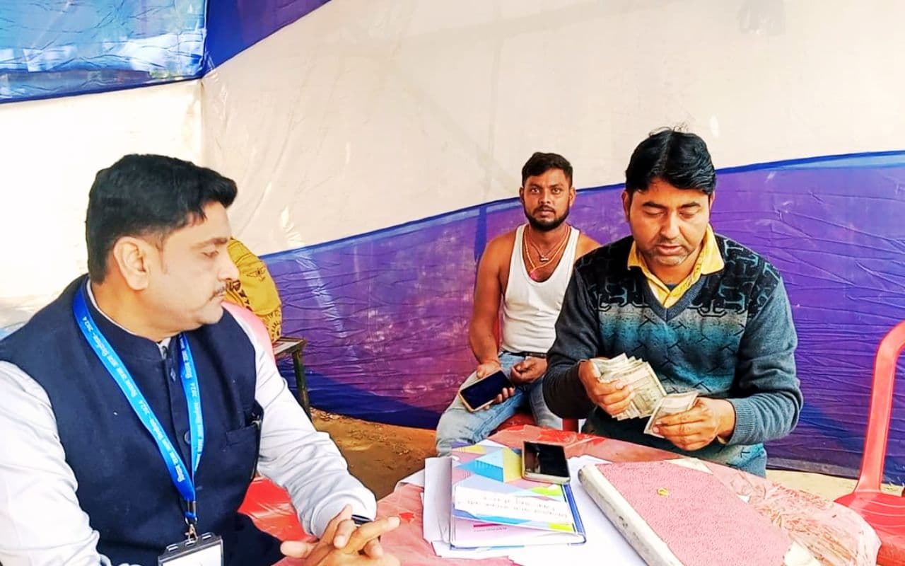Dhanbad News: चिरकुंडा चेकपोस्ट पर वाहन जांच के दौरान 1.56 लाख रुपए जब्त