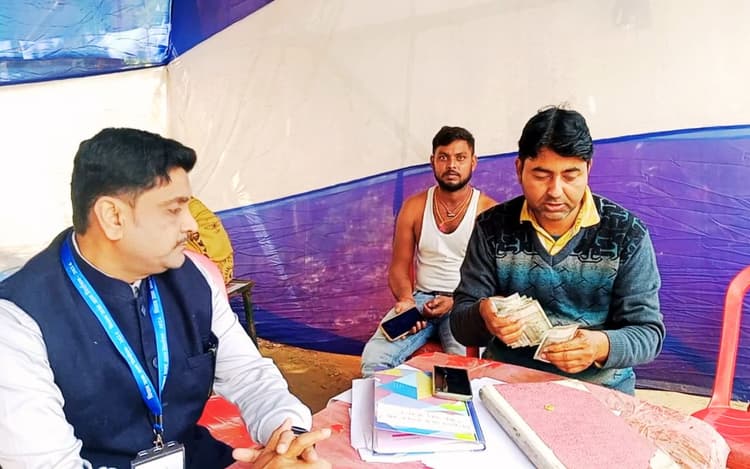 Dhanbad News: चिरकुंडा चेकपोस्ट पर वाहन जांच के दौरान 1.56 लाख रुपए जब्त