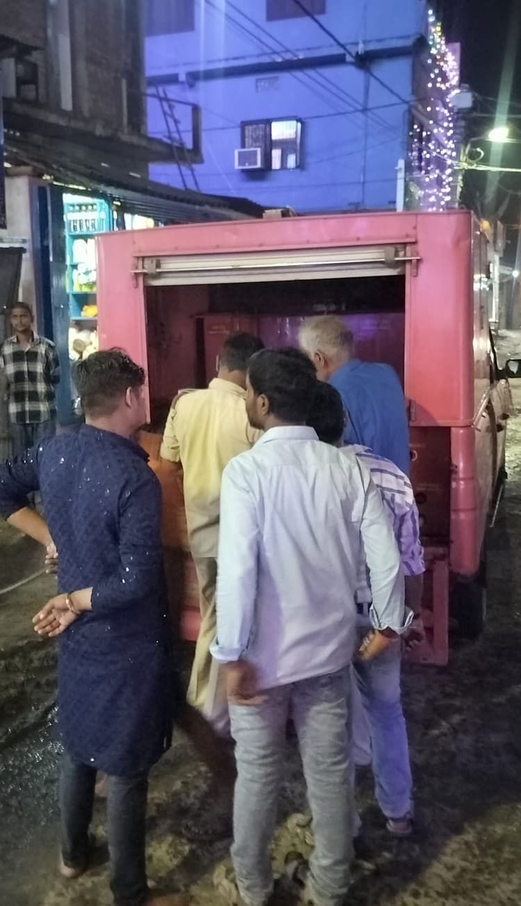 फर्नीचर दुकान में मोमबत्ती से लगी आग