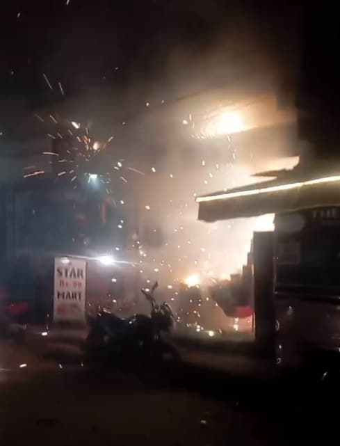 Patna News : पोस्टल पार्क में पटाखा दुकान में लगी आग, मची भगदड़