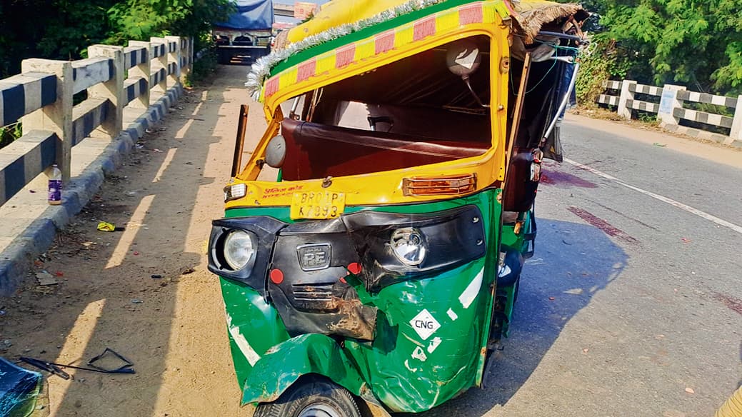 Patna News : पिकअप ने ऑटो में मारी टक्कर, पटना के शिक्षक व चालक की मौत