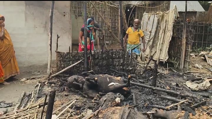 बनकोरा गांव में आग लगने से चार परिवारों के घर जलकर राख