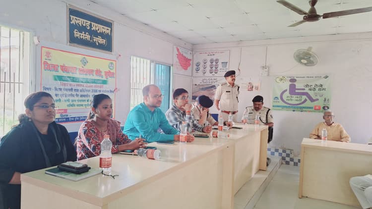 छठ महापर्व को ले शांति समिति की हुई बैठक, एसडीएम ने की शांति व्यवस्था बनाए रखने की अपील