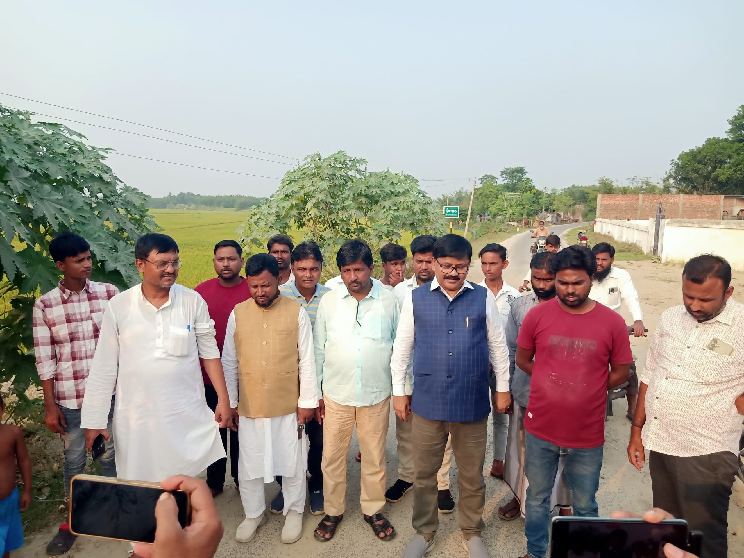 सड़क बनाने में अनियमितता को लेकर संवेदक पर लगा आरोप