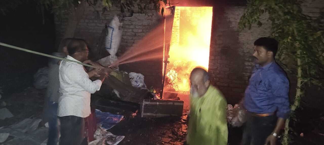 पत्तल दुकान में लगी आग, अग्निशमन गाड़ी पहुंचकर पाया आग पर काबू