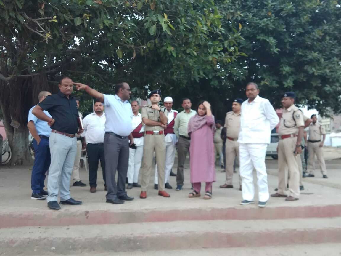 छठ घाट पर डंप कचरे को देखकर भड़कीं प्रभारी डीएम