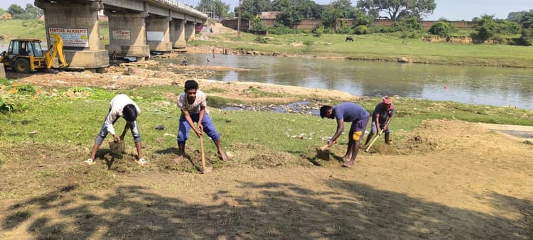 Giridih News : छठ घाटों की सफाई शुरू, लगाये गये मजदूर व जेसीबी