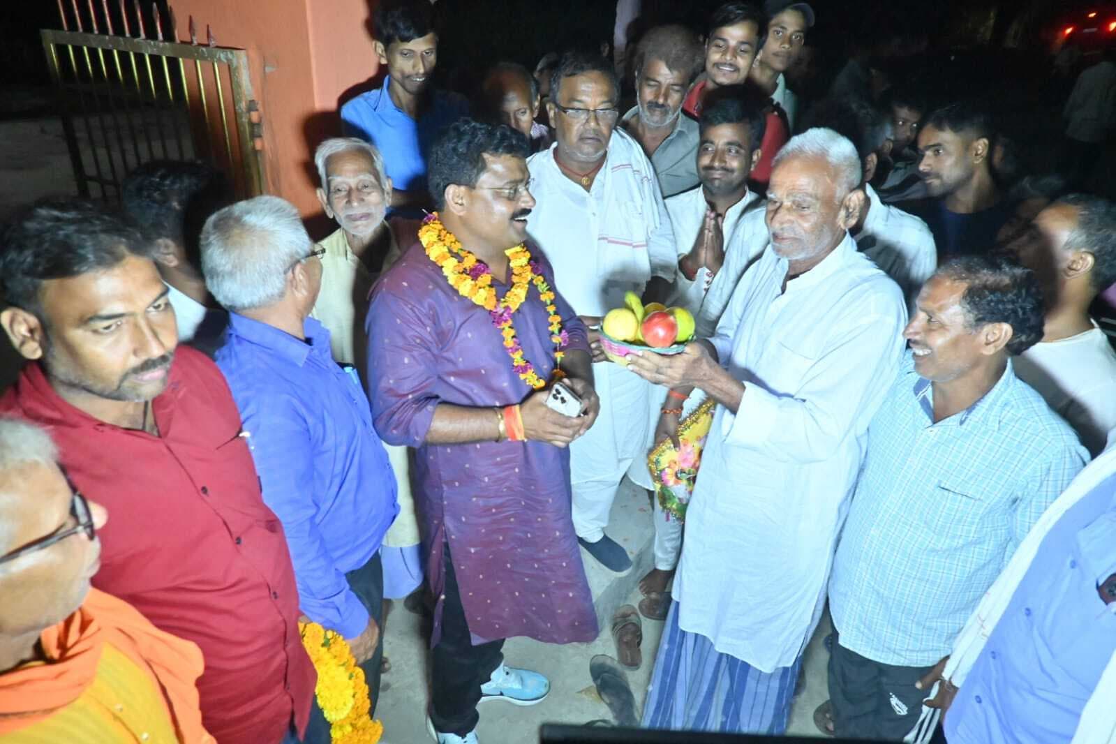 Giridih News : राजधनवार क्षेत्र में निरंजन राय ने किया जनसंपर्क