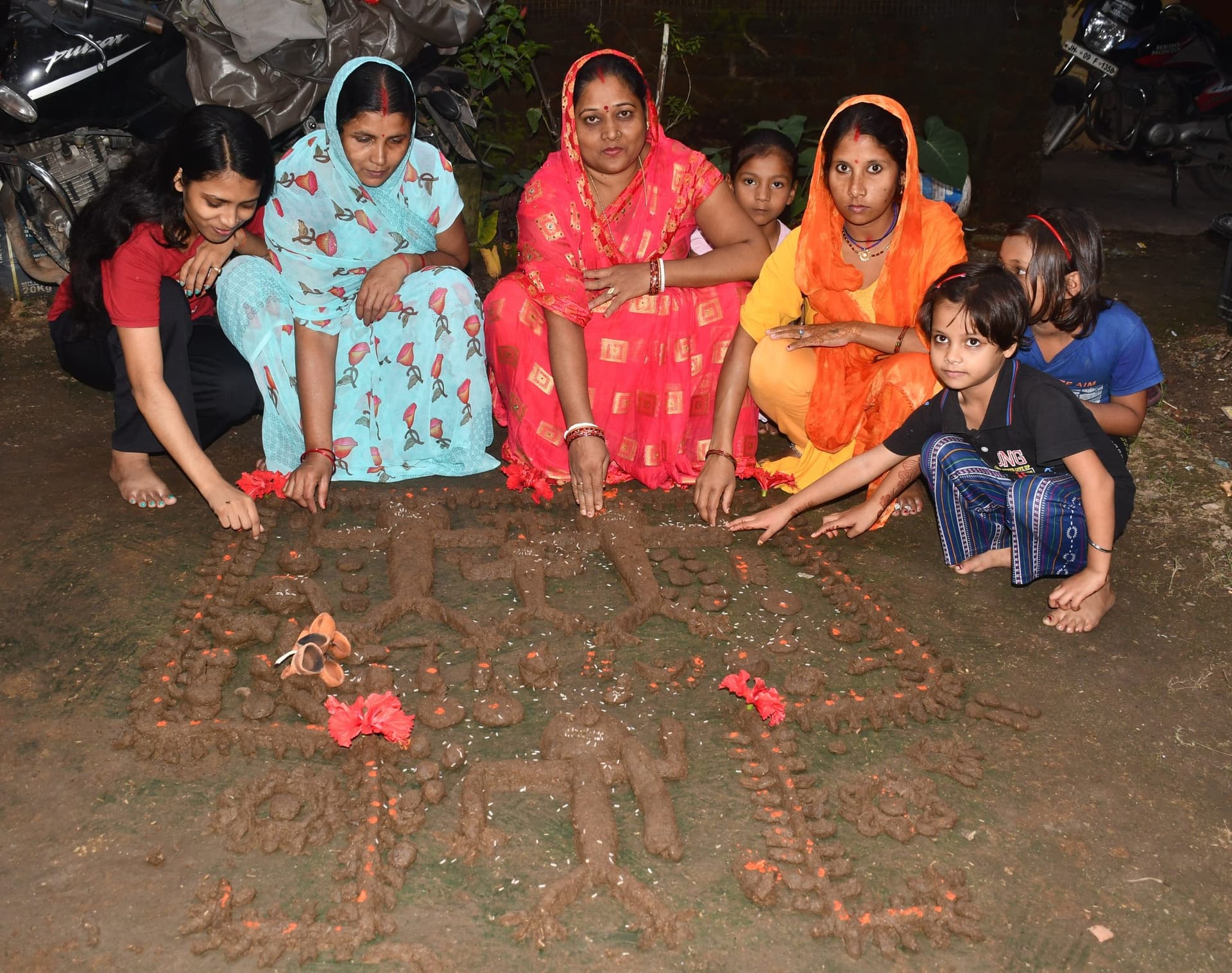 BOKARO NEWS: गोवर्धन पूजन कर महिलाओं ने की सुख-समृद्धि की कामना